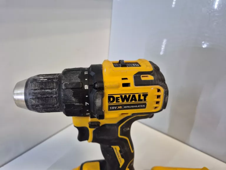 dewalt-wiertarko-wkretarka-2x2ah-ladowarka-skrzynia-dcd708-rodzaj-silnika-204657-221325
