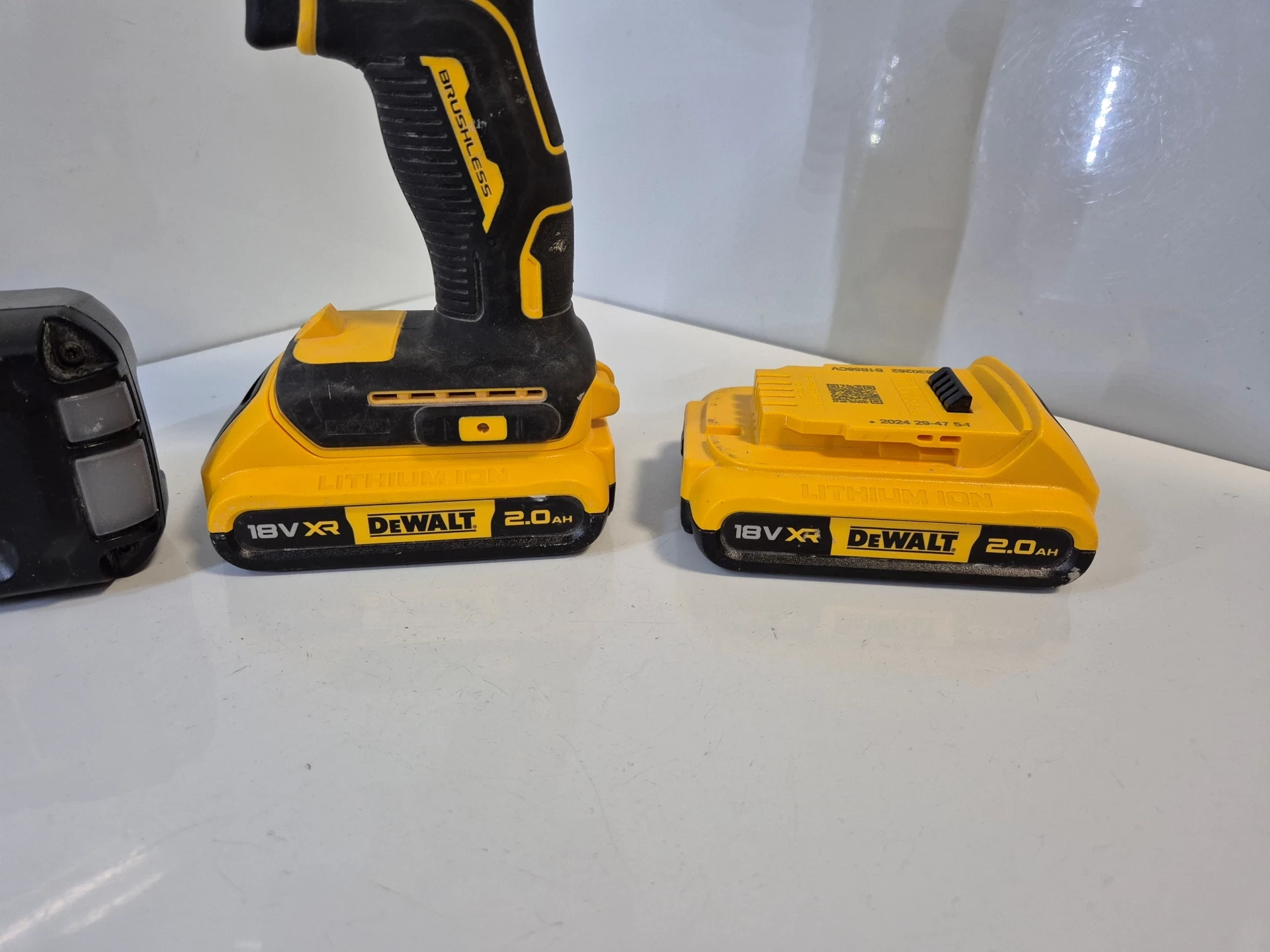 dewalt-wiertarko-wkretarka-2x2ah-ladowarka-skrzynia-dcd708-pojemnosc-akumulatora-200