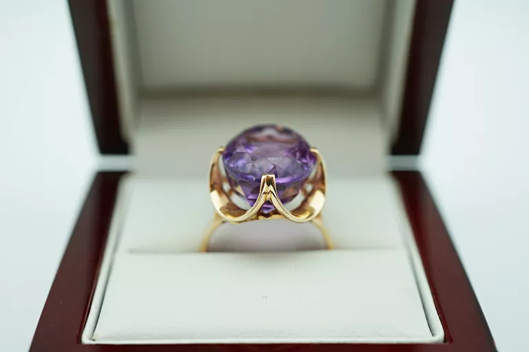 PIĘKNY ZŁOTY PIERŚCIONEK Z DUŻĄ PURPUROWĄ CYRKONIĄ /R.18/8,43G