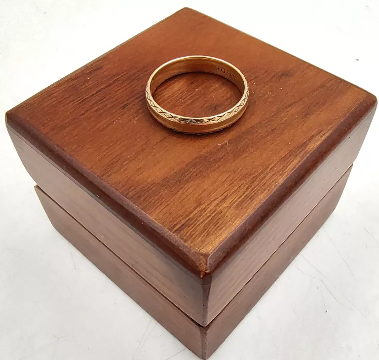 CIEKAWA ZŁOTA OBRĄCZKA 585/3,08G R16