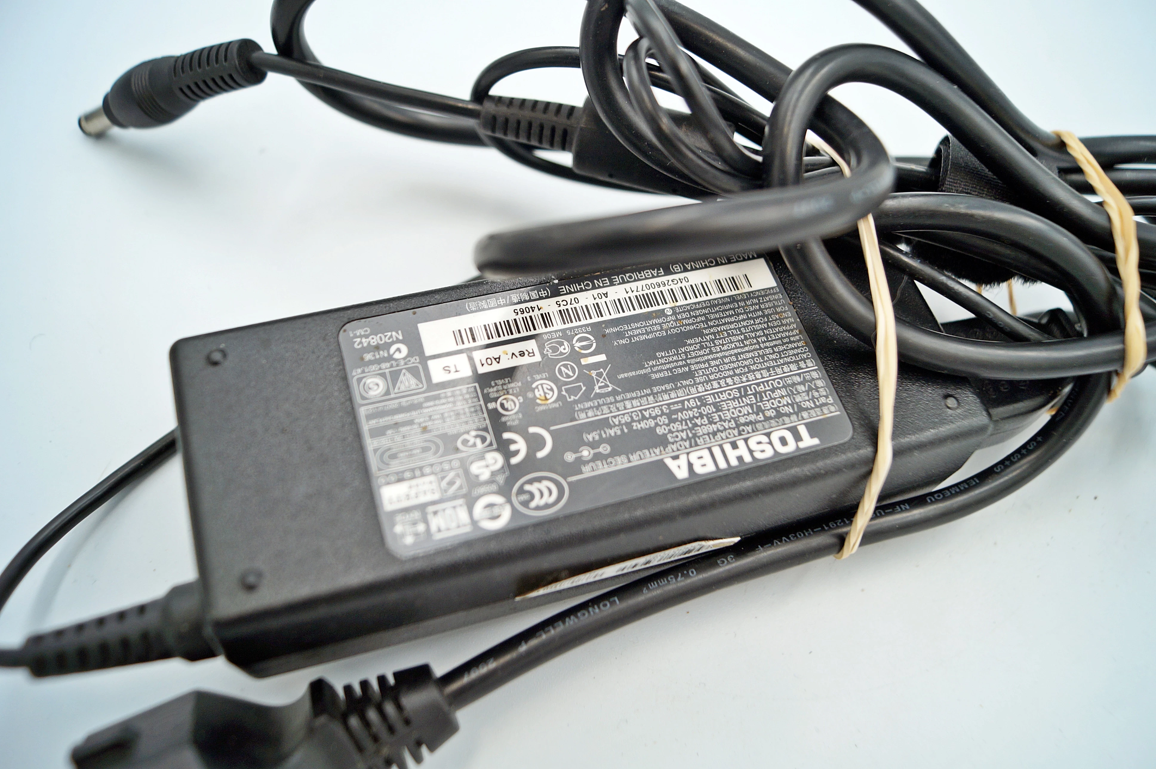 orginalna-ladowarka-toshiba-19v-395a-75w-wtyk-55x25-mm-pa-1750-09-ean-gtin-5905655259559