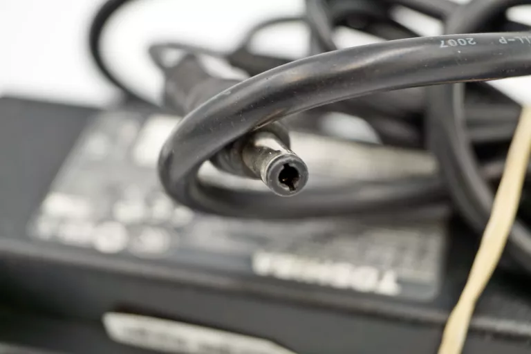 orginalna-ladowarka-toshiba-19v-395a-75w-wtyk-55x25-mm-pa-1750-09-moc-zasilacza-90