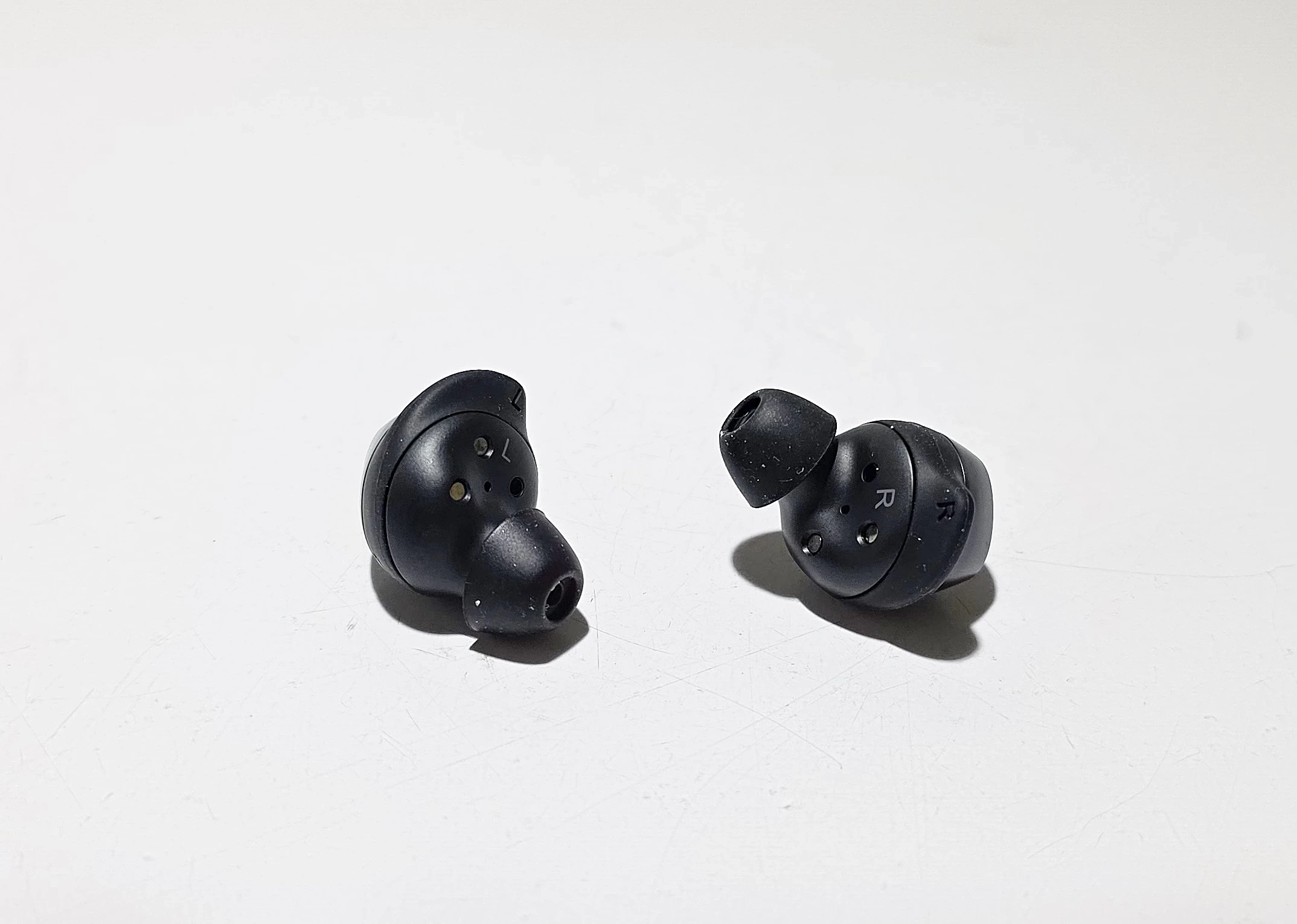 sluchawki-samsung-galaxy-buds-czarne-transmisja-sygnalu-203713-217785