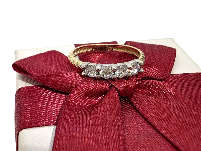 PIĘKNY PLECIONY PIERŚCIONEK Z CZTEREMA CYRKONIAMI P.585 W.1,52 R.11