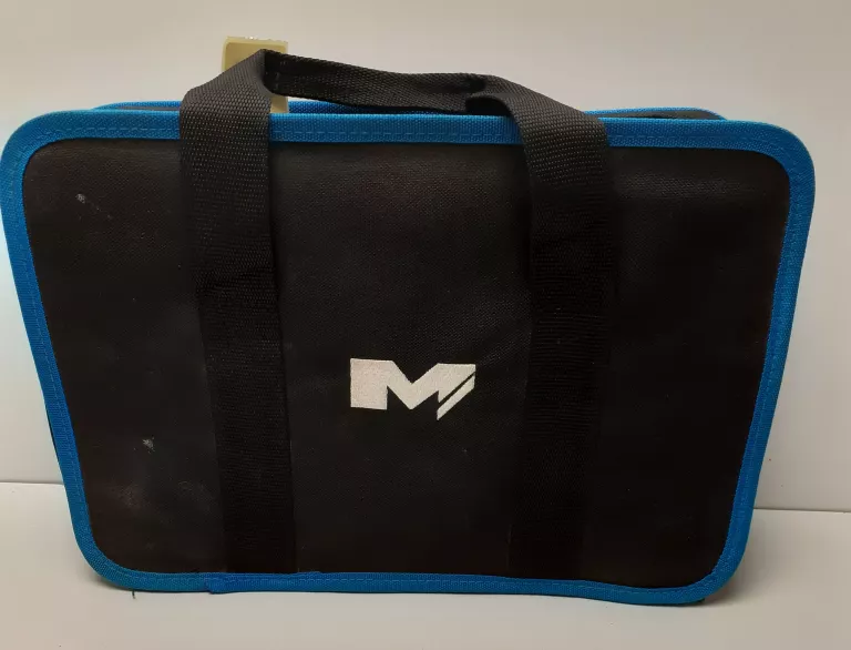 MACAALISTER WKRETARKA Z AKU I ŁADOWARKĄ