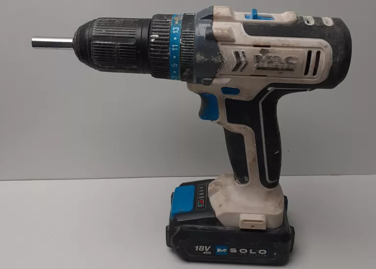 MACAALISTER WKRETARKA Z AKU I ŁADOWARKĄ