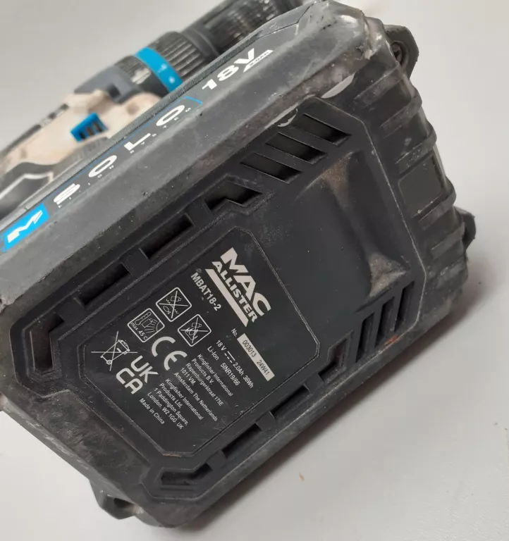 MACAALISTER WKRETARKA Z AKU I ŁADOWARKĄ