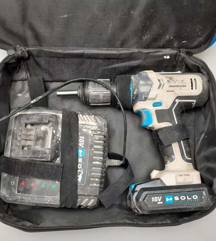 MACAALISTER WKRETARKA Z AKU I ŁADOWARKĄ