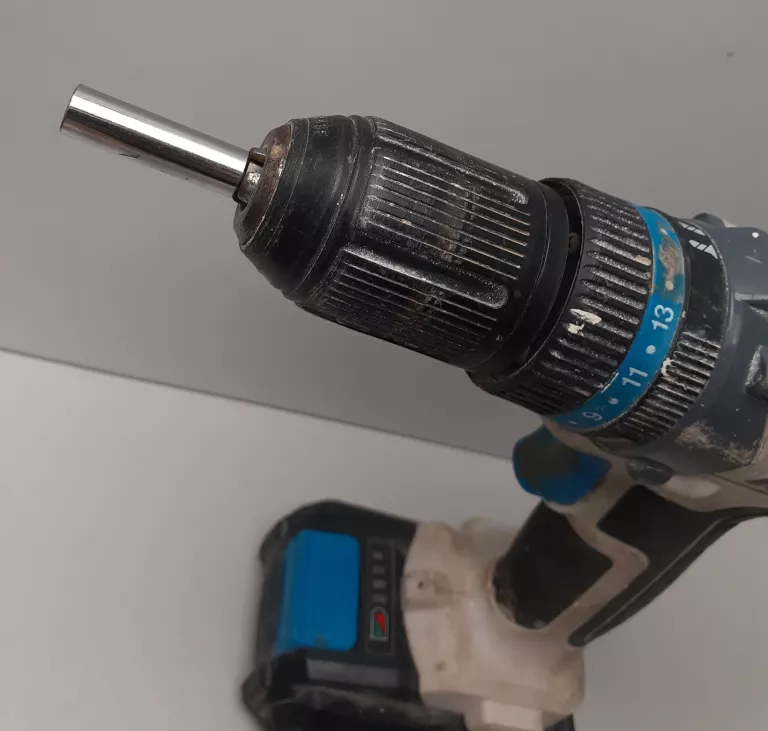 MACAALISTER WKRETARKA Z AKU I ŁADOWARKĄ