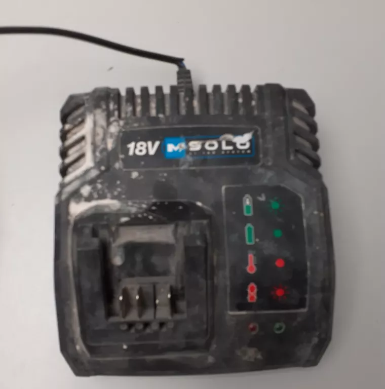 MACAALISTER WKRETARKA Z AKU I ŁADOWARKĄ