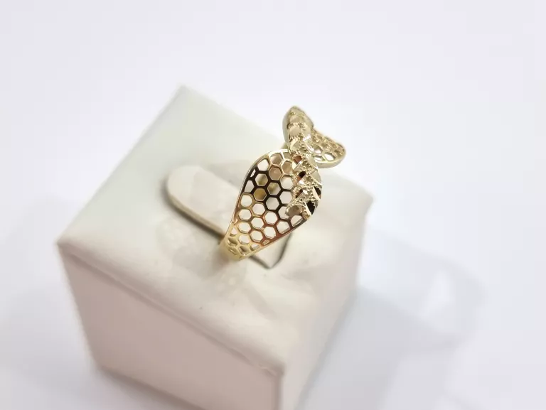 SREBRNY PIERŚCIONEK Z MOTYWEM PLASTRA MIODU PR.925 1,95G R.21