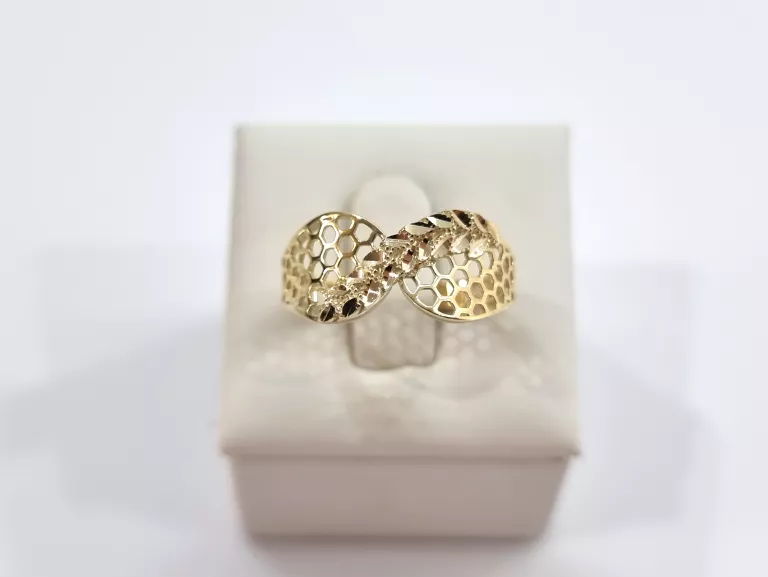 SREBRNY PIERŚCIONEK Z MOTYWEM PLASTRA MIODU PR.925 1,95G R.21