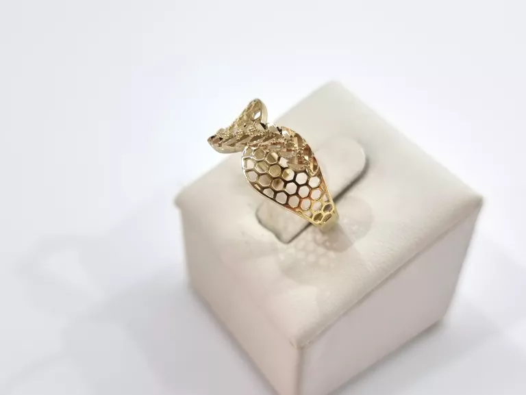 SREBRNY PIERŚCIONEK Z MOTYWEM PLASTRA MIODU PR.925 1,95G R.21