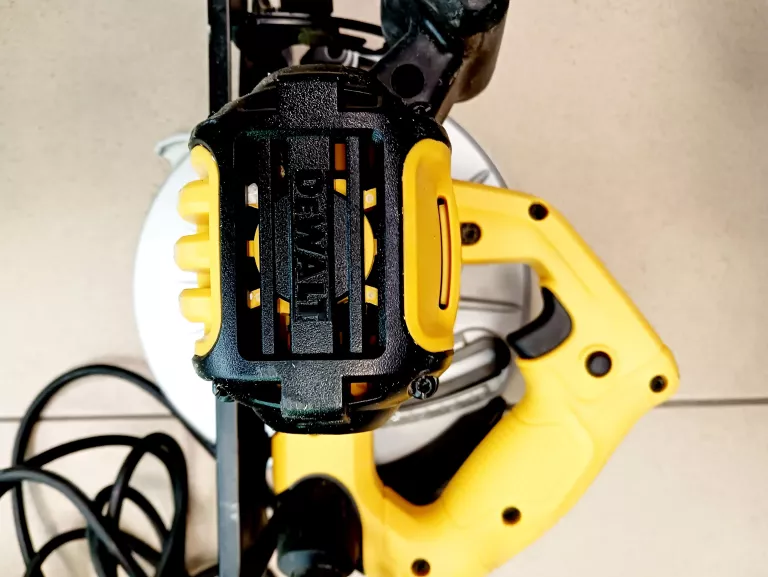 PILARKA TARCZOWA DEWALT DWE520