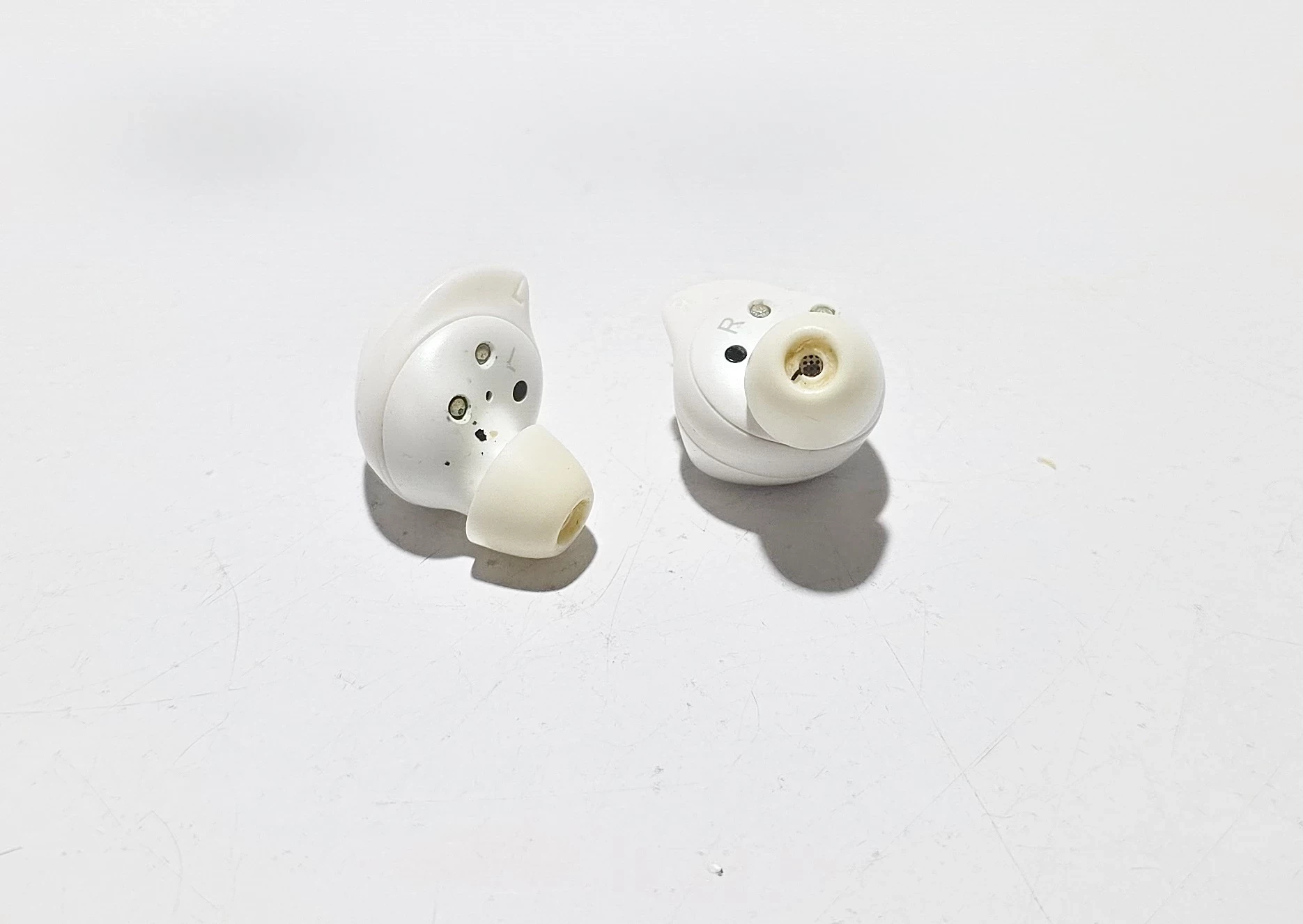 sluchawki-samsung-galaxy-buds-bialy-transmisja-sygnalu-203713-217785