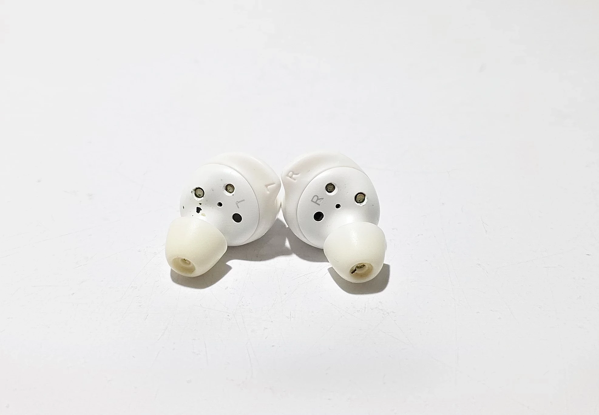 sluchawki-samsung-galaxy-buds-bialy-kolor-dominujacy-129357-2