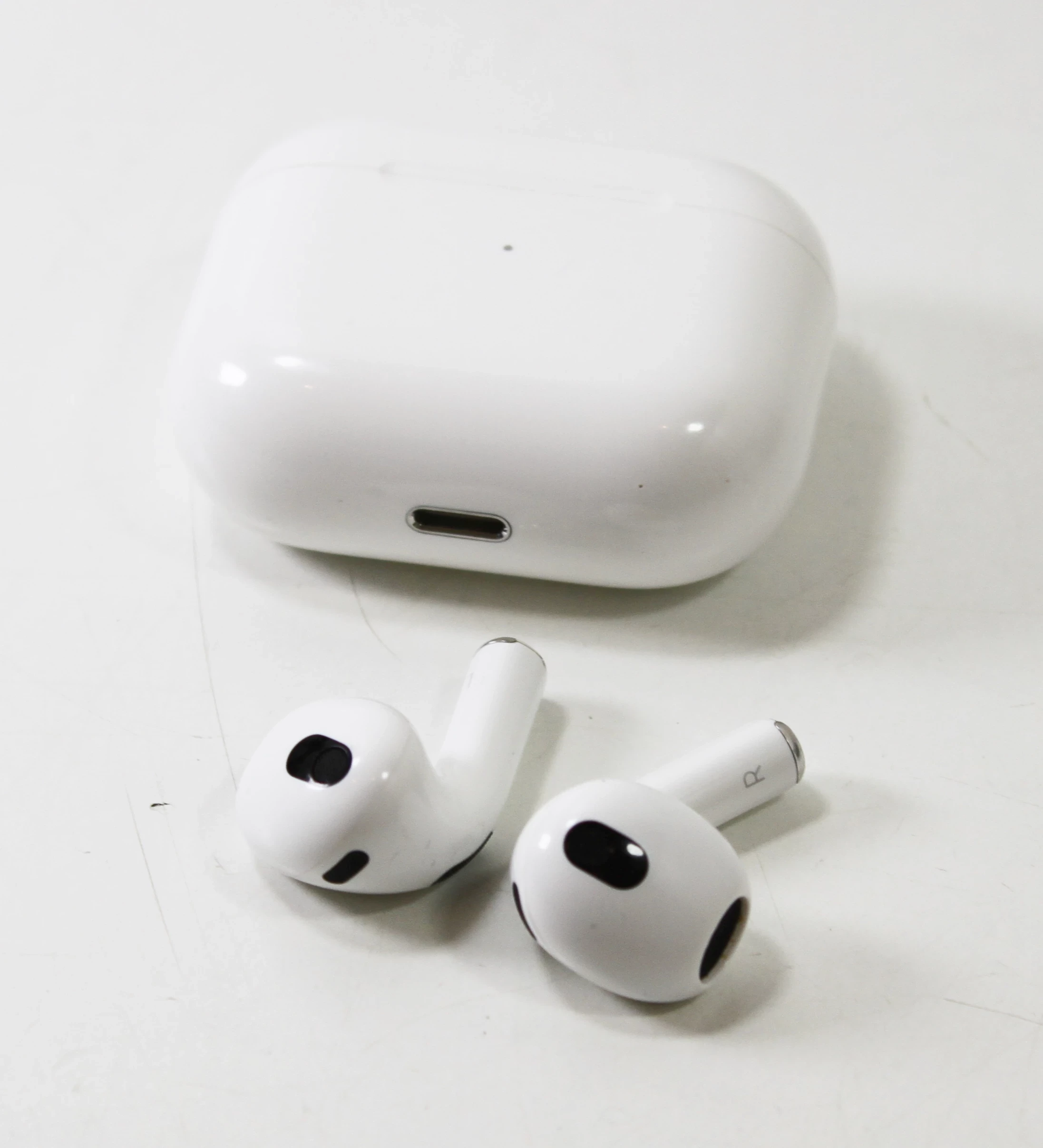 sluchawki-bezprzewodowe-douszne-apple-airpods-gen-3-a2565-magsafe-lighting-stan-11323-2