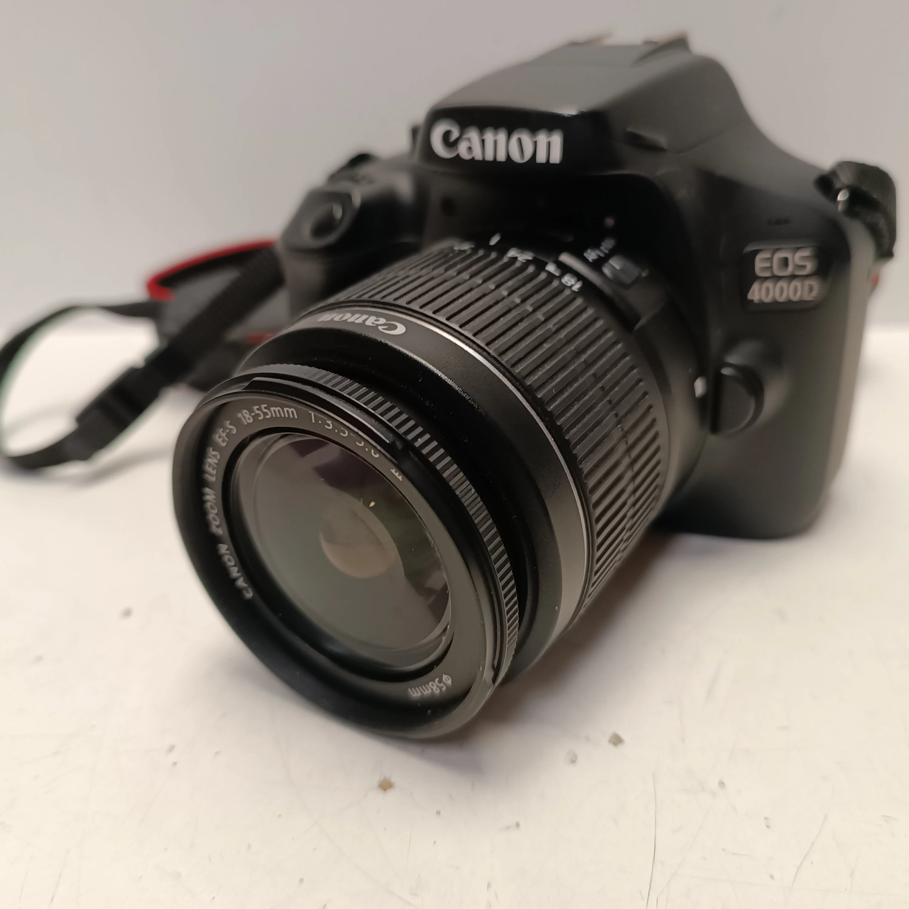 lustrzanka-canon-eos-4000d-obiektyw-18-55mm-rozdzielczosc-1800