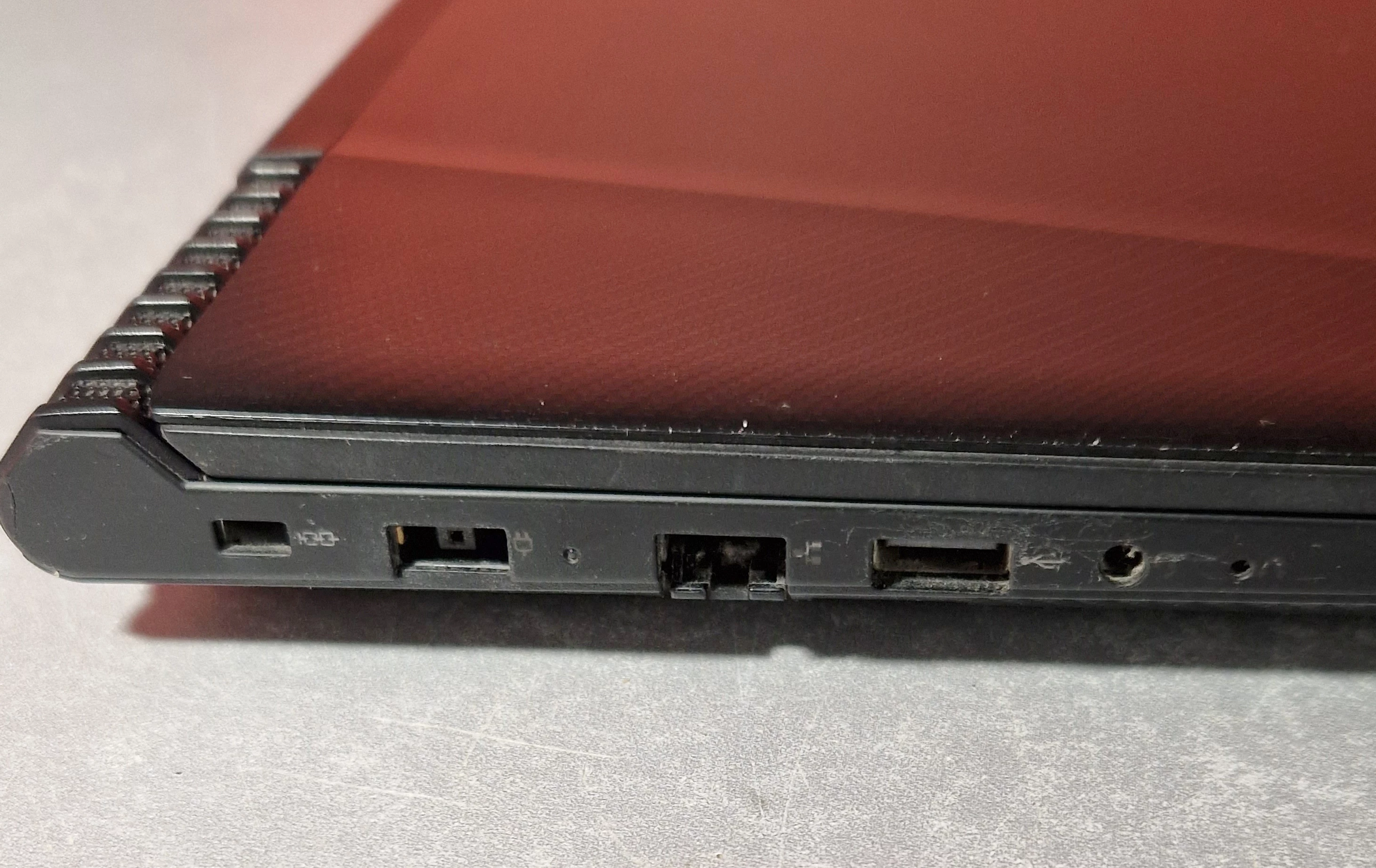 laptop-lenovo-legion-y520-i5-8gb600gb-pokrowiec-model-egion-y520