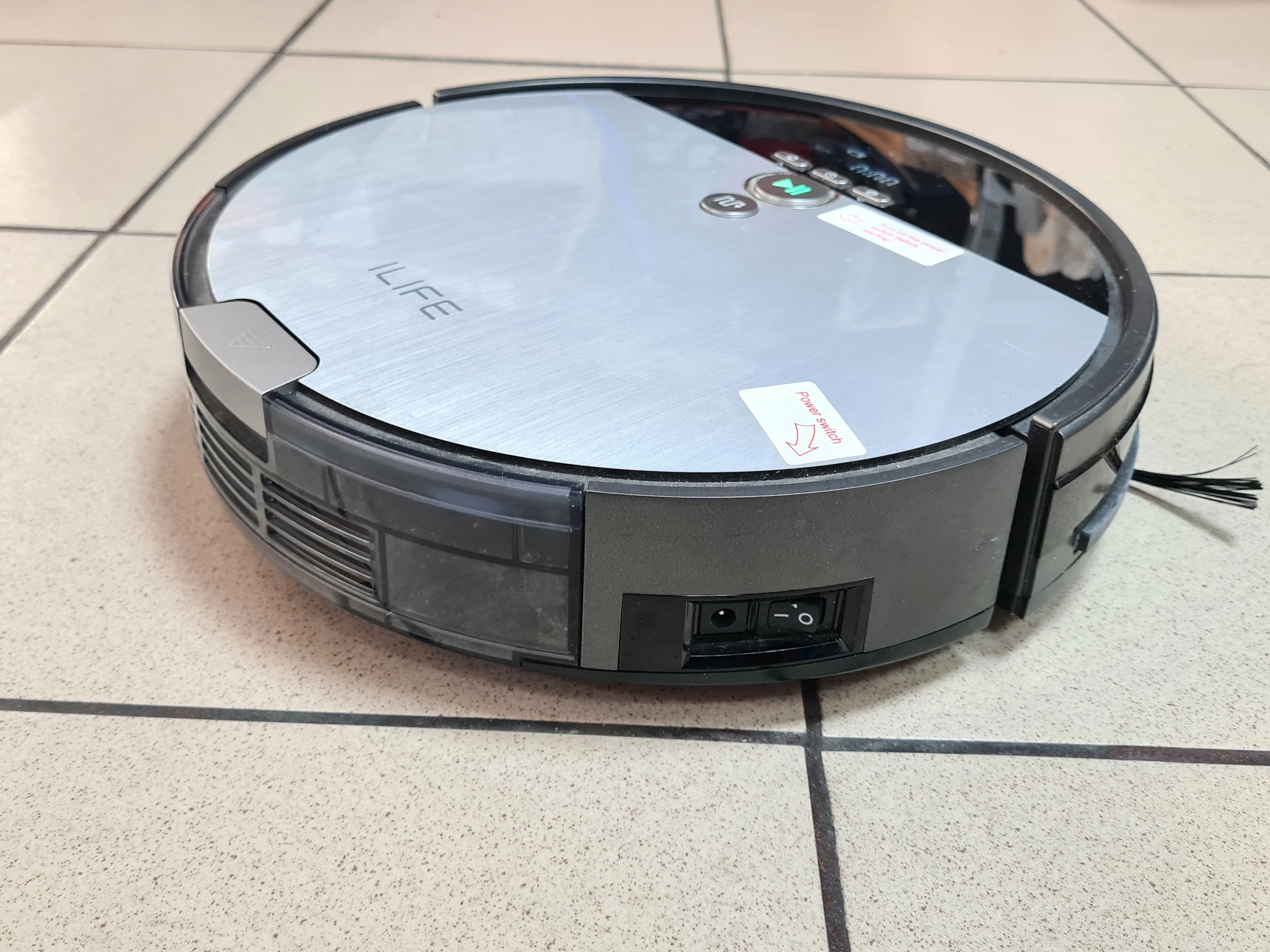 robot-sprzatajacy-ilife-v8s-stacja-i-pilot-kolor-dominujacy-129357-8