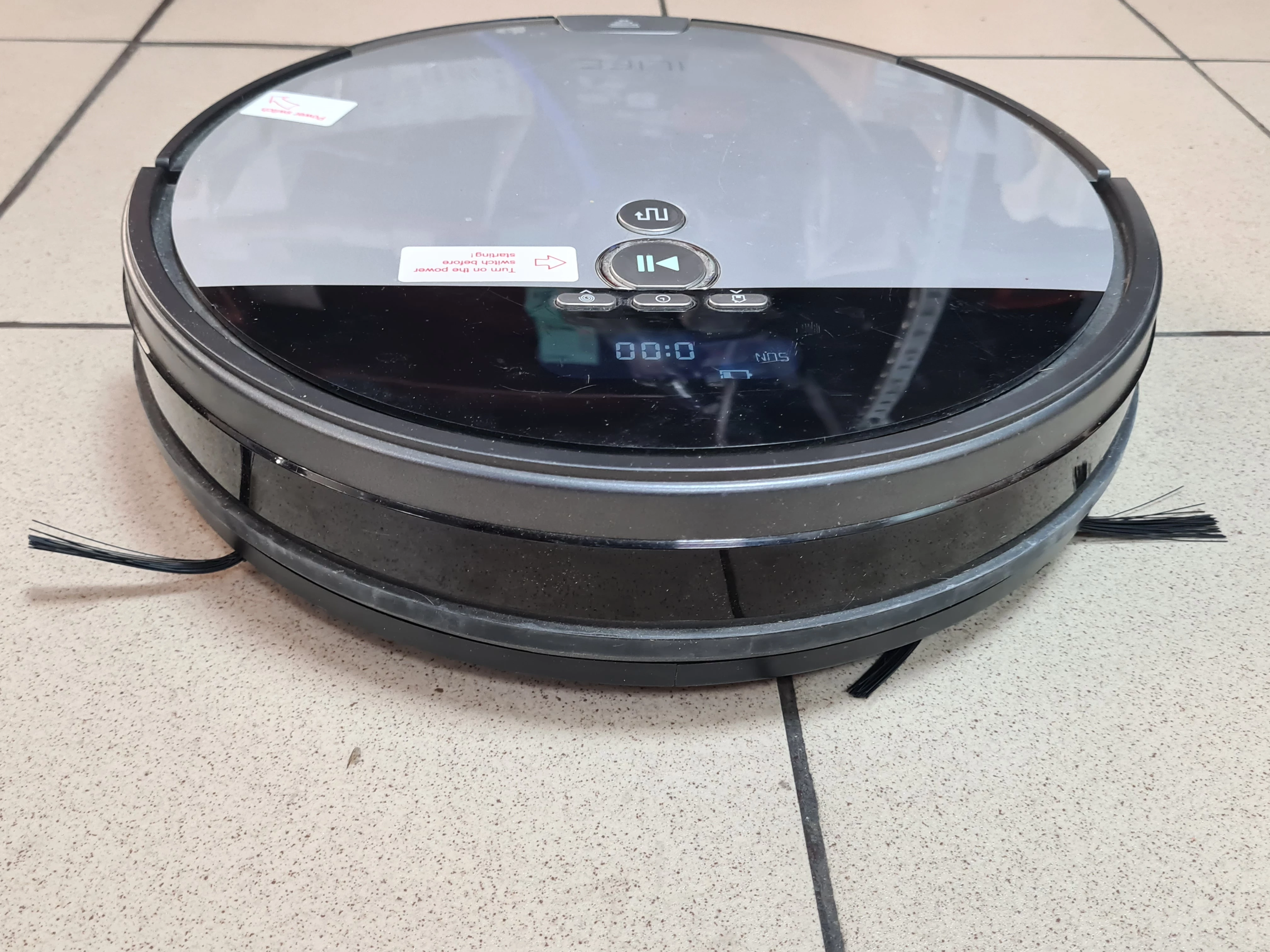 robot-sprzatajacy-ilife-v8s-stacja-i-pilot-stan-11323-2