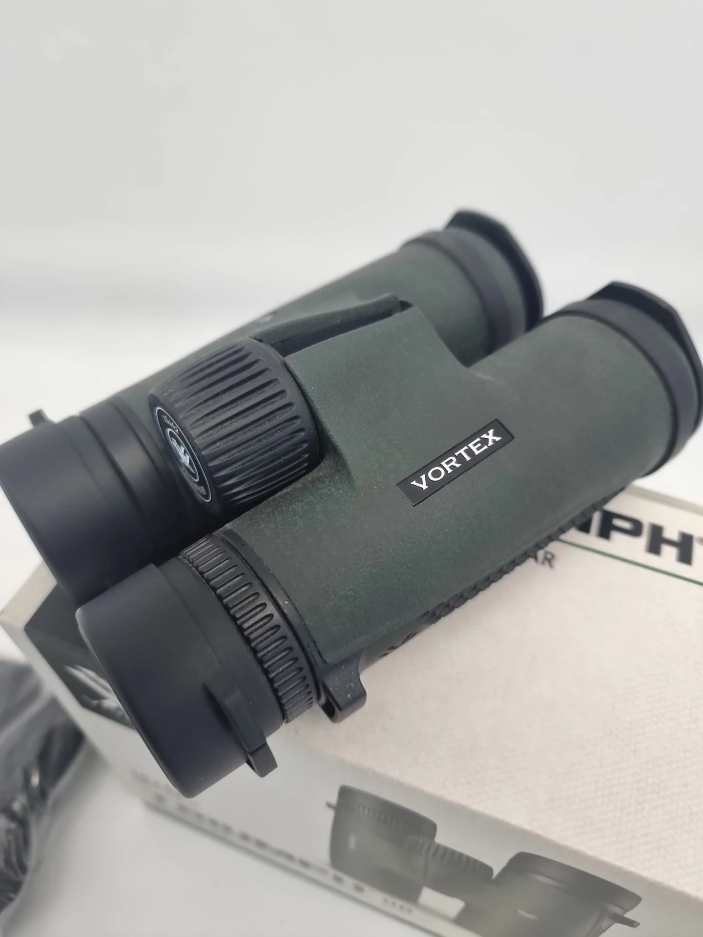 lornetka-triumph-hd-10x42-stan-11323-2