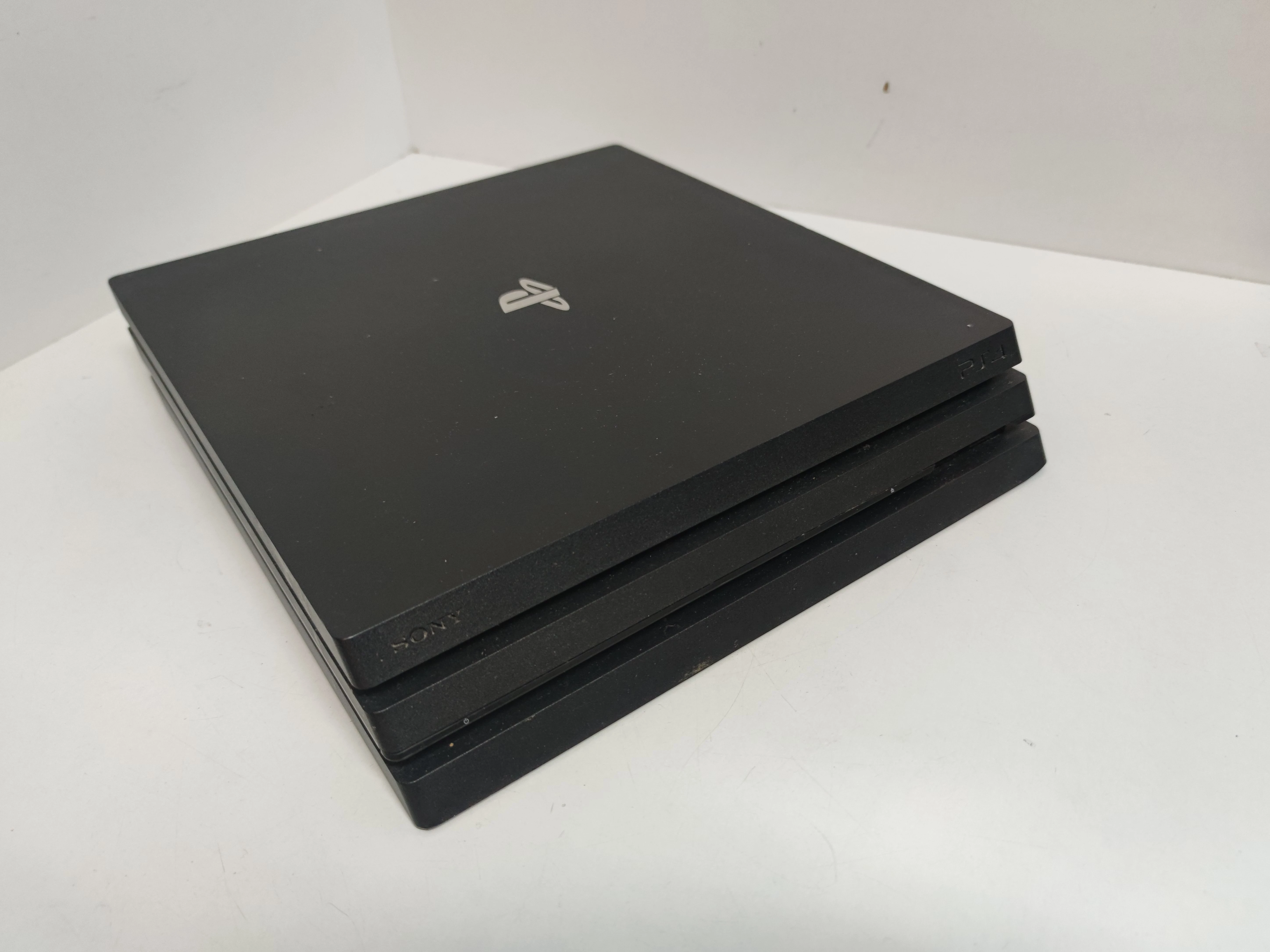 konsola-playstation-4-pro-cuh-7216b-1tb-liczba-kontrolerow-w-zestawie-205994-225550
