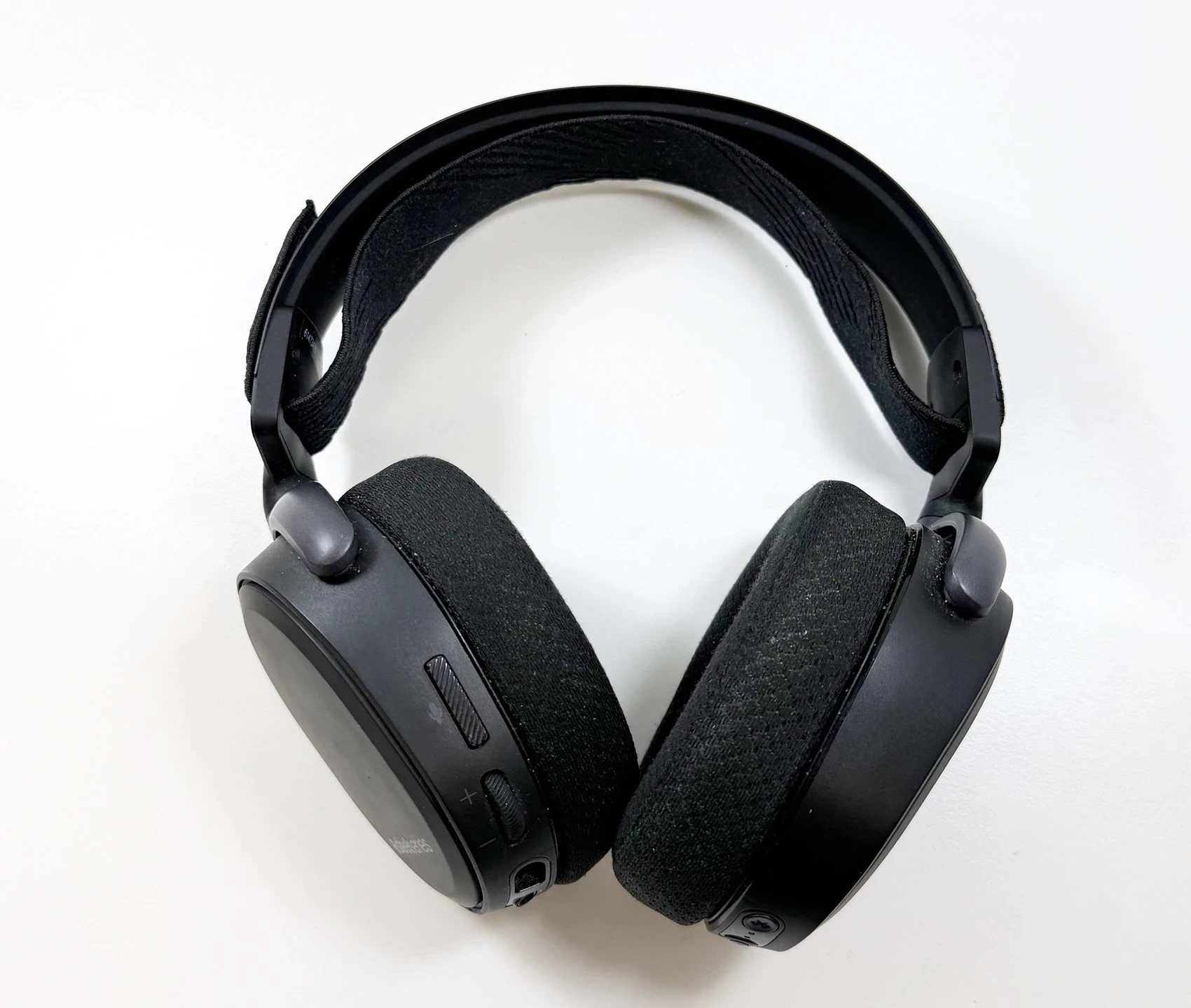 sluchawki-nauszne-bezprzewodowe-steelseries-arctis-pro-wireless-stan-11323-2