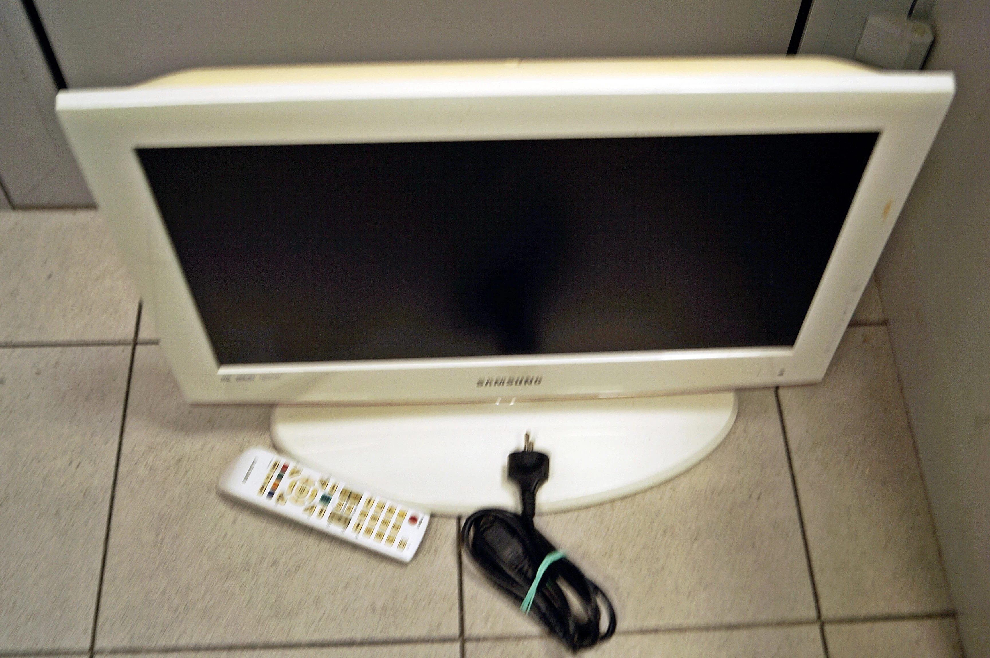 telewizor-samsung-le22b541c4w-bialy-pilot-format-hd-129294-3