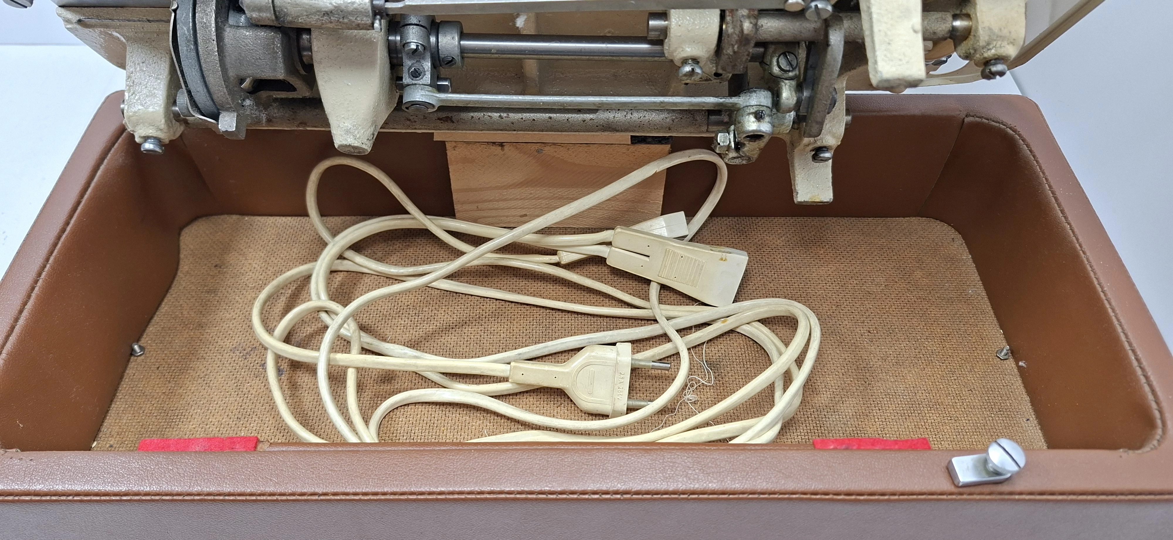 maszyna-do-szycia-lucznik-radom-466-w-walizce-material-204061-218929