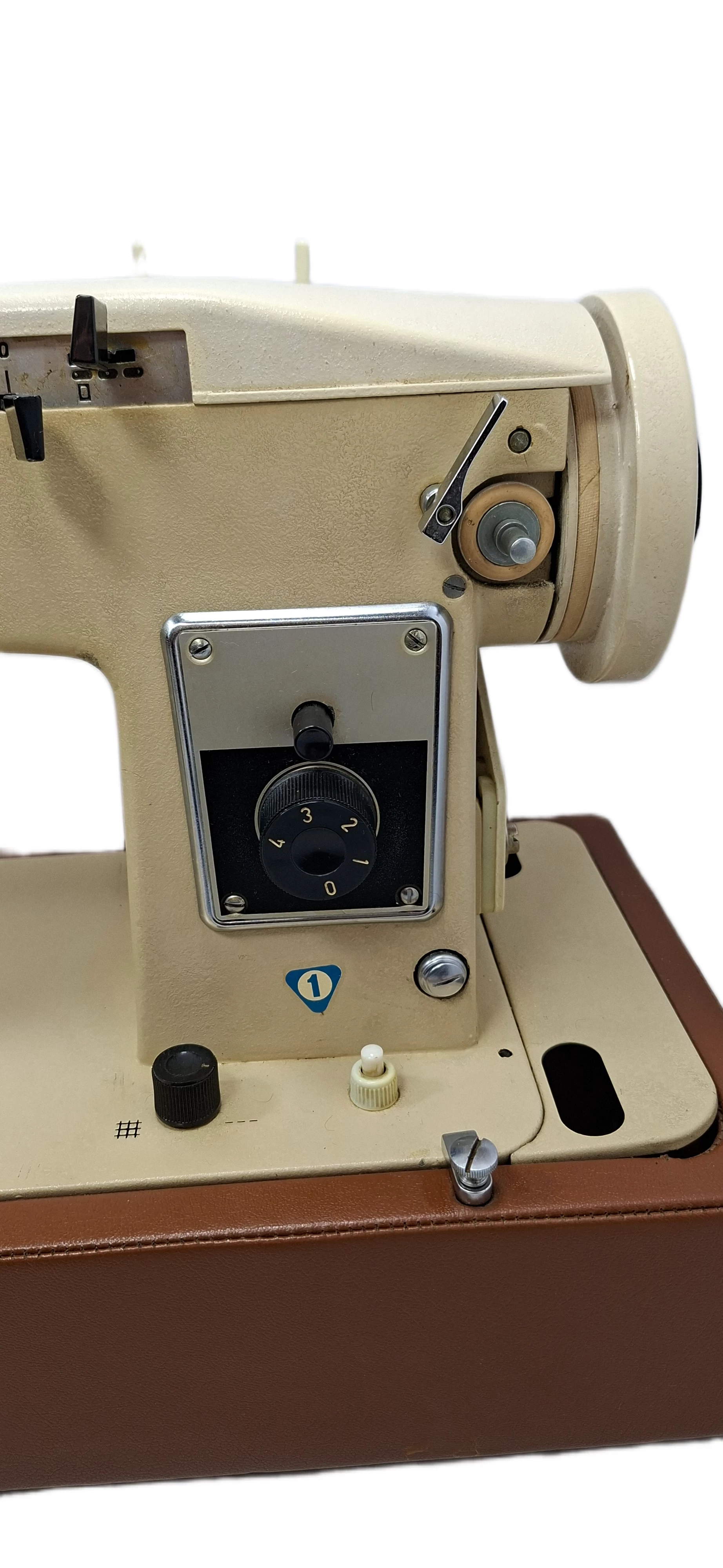 maszyna-do-szycia-lucznik-radom-466-w-walizce-model-predom-466