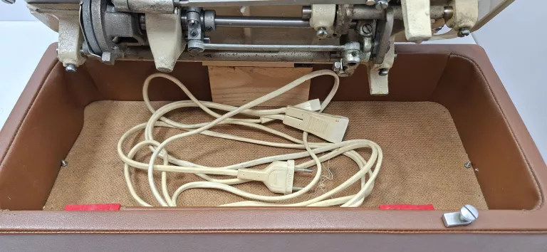 maszyna-do-szycia-lucznik-radom-466-w-walizce-material-204061-218929