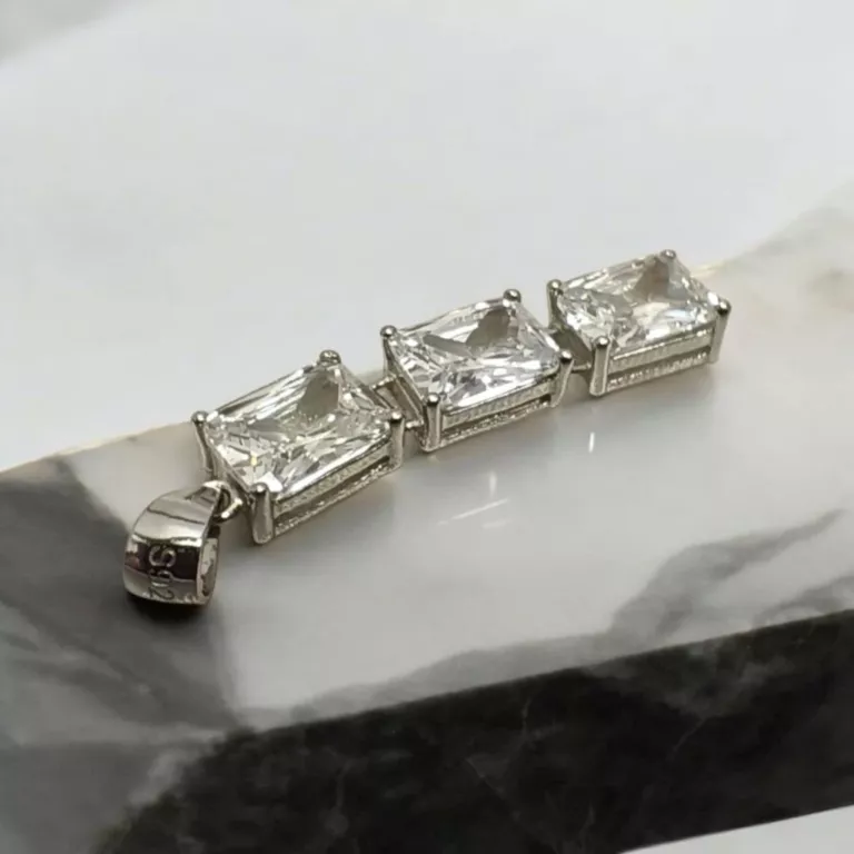 CUDOWNA SREBRNA  ZAWIESZKA  DŁUGOŚĆ 3,6 CM WAGA 3,00 G PRÓBA 925