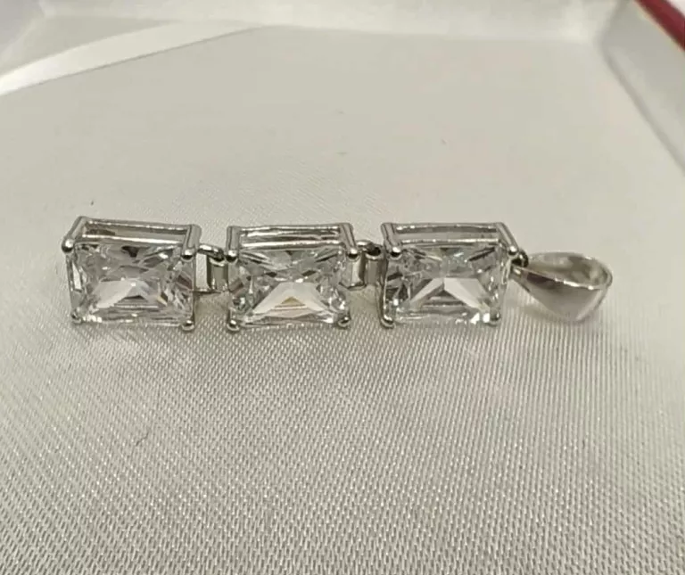 CUDOWNA SREBRNA  ZAWIESZKA  DŁUGOŚĆ 3,6 CM WAGA 3,00 G PRÓBA 925