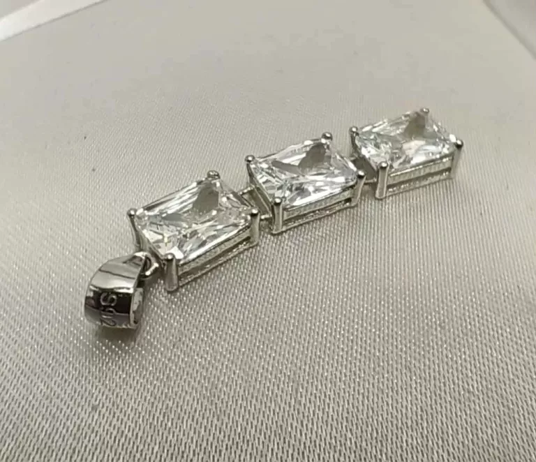 CUDOWNA SREBRNA  ZAWIESZKA  DŁUGOŚĆ 3,6 CM WAGA 3,00 G PRÓBA 925