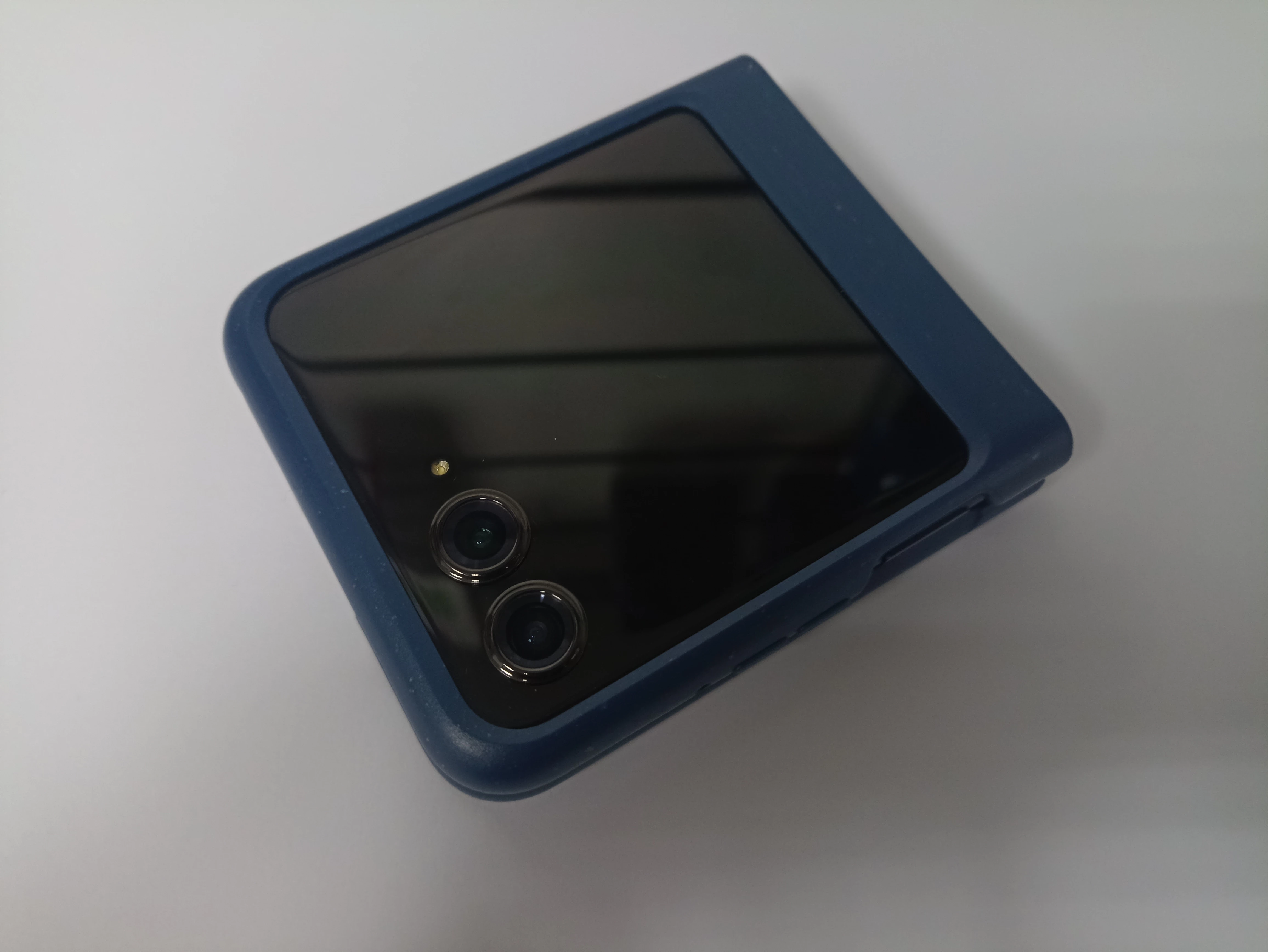 telefon-motorola-razr-60-uszkodzony-na-czesci-ean-gtin-840023296345