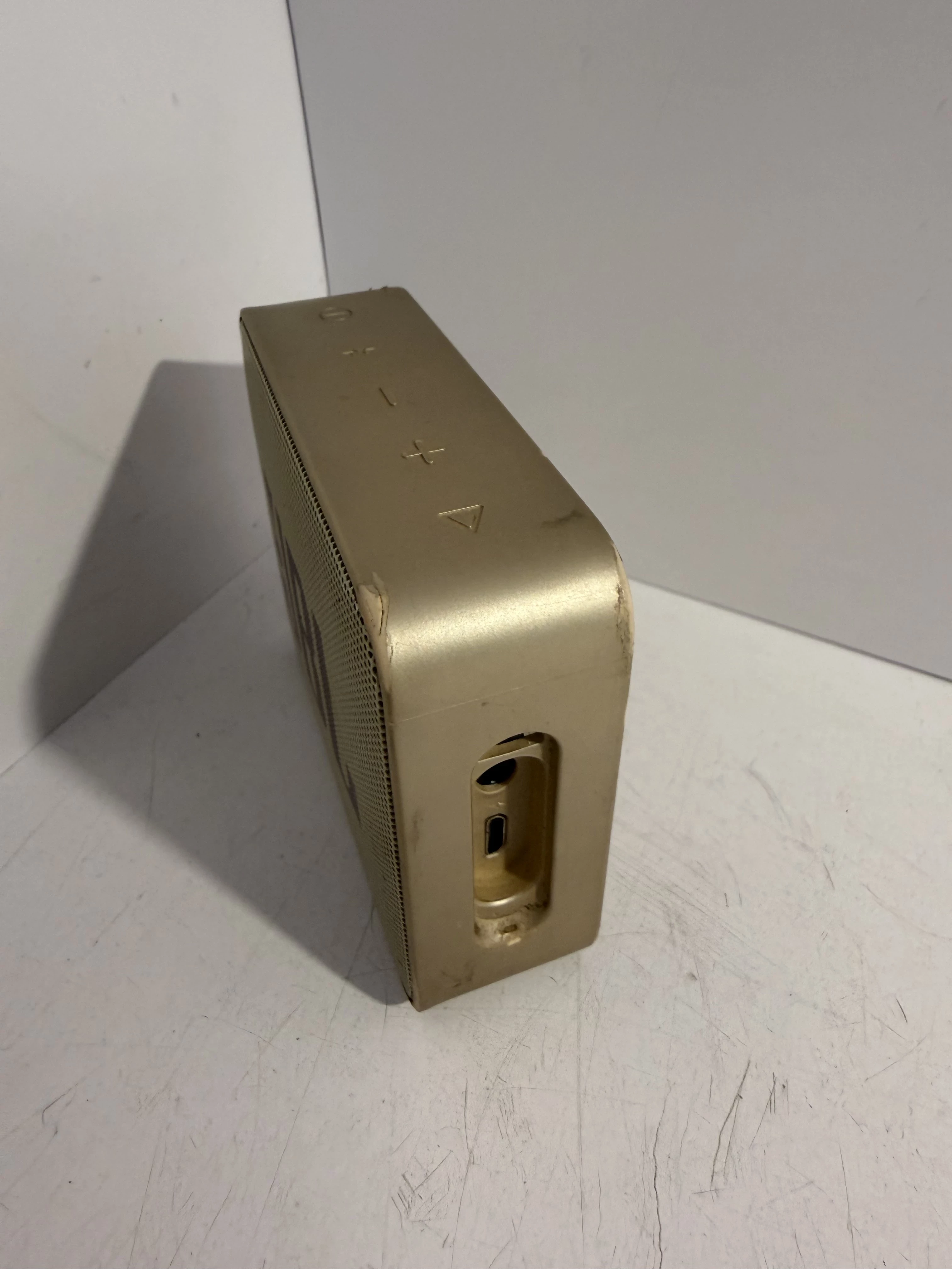 glosnik-jbl-go-essential-2-moc-310