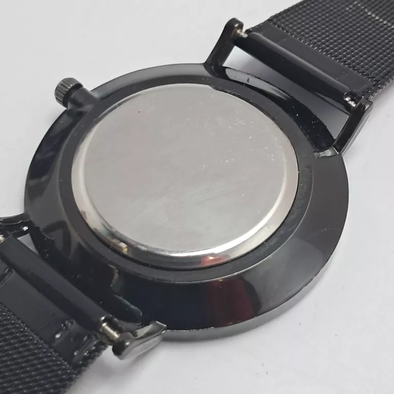 ZEGAREK CZARNY NA RĘKE