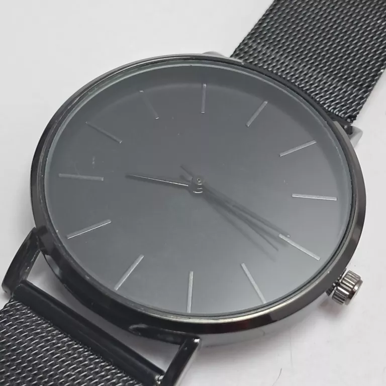 ZEGAREK CZARNY NA RĘKE