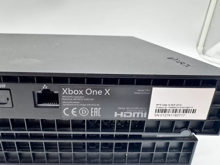 KONSOLA XBOX ONE X 1787 1TB + 2 PADY , 3 GRY, KABEL ZASIL