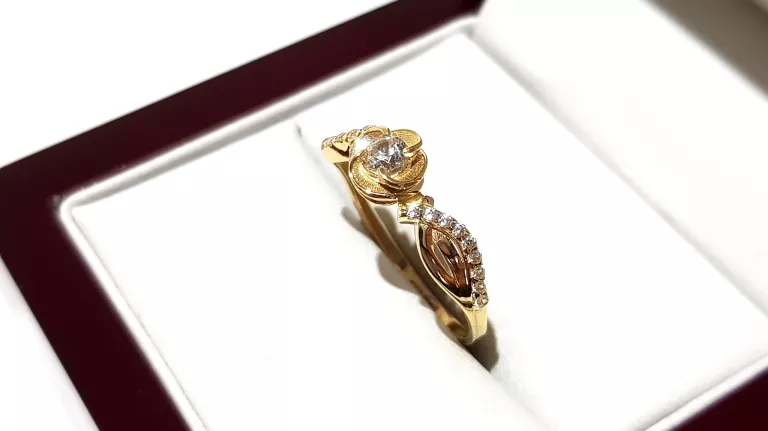 WYRÓB JUBILERSKI UŻYWANY ZŁOTY PIERŚCIONEK KWIATEK PR585 R16 1,65G