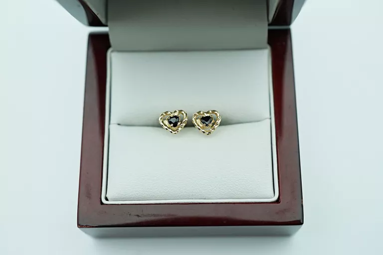 ZŁOTE KOLCZYKI SERCE Z ONYKSEM 585/1,06G/SZTYFT