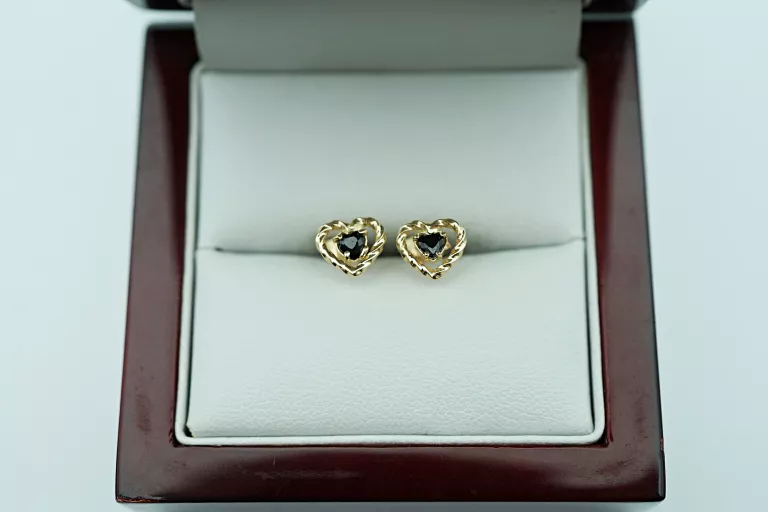 ZŁOTE KOLCZYKI SERCE Z ONYKSEM 585/1,06G/SZTYFT