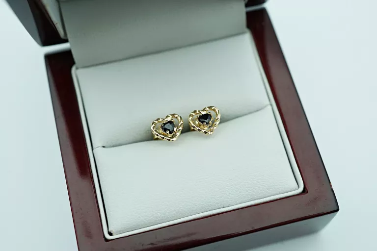 ZŁOTE KOLCZYKI SERCE Z ONYKSEM 585/1,06G/SZTYFT