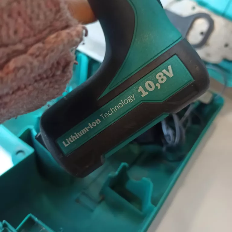 NOŻYCE ELEKTRYCZNE AKUMULATOROWE BOSCH 12 CM 3,6 V / KOMPLET