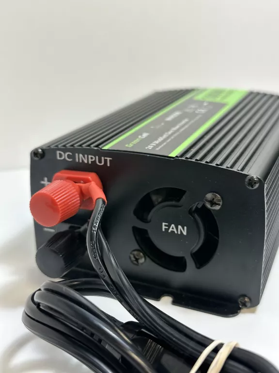PRZETWORNICA SAMOCHODOWA GREEN CELL INWERTER NAPIĘCIA 24V 300W WARTO