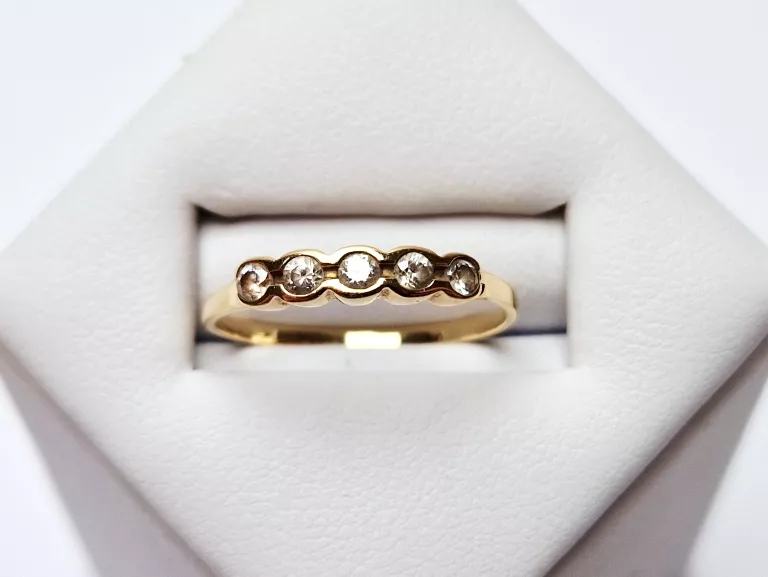 ZŁOTY PIERŚCIONEK Z PIĘCIOMA CYRKONIAMI [585, 1,26G, R.14]