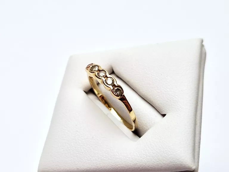 ZŁOTY PIERŚCIONEK Z PIĘCIOMA CYRKONIAMI [585, 1,26G, R.14]