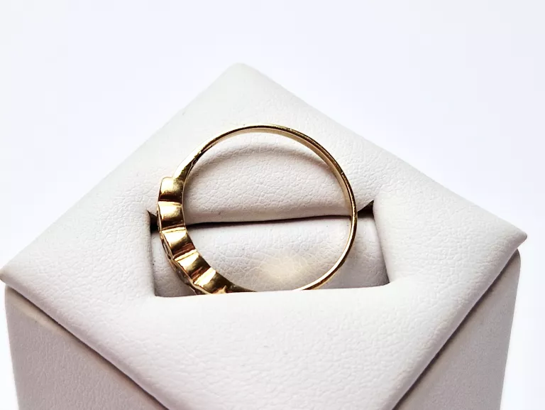 ZŁOTY PIERŚCIONEK Z PIĘCIOMA CYRKONIAMI [585, 1,26G, R.14]