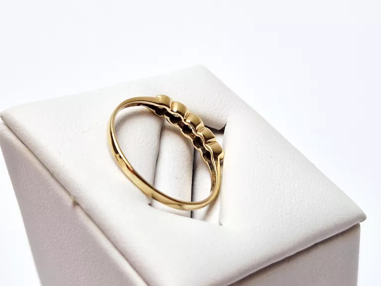 ZŁOTY PIERŚCIONEK Z PIĘCIOMA CYRKONIAMI [585, 1,26G, R.14]